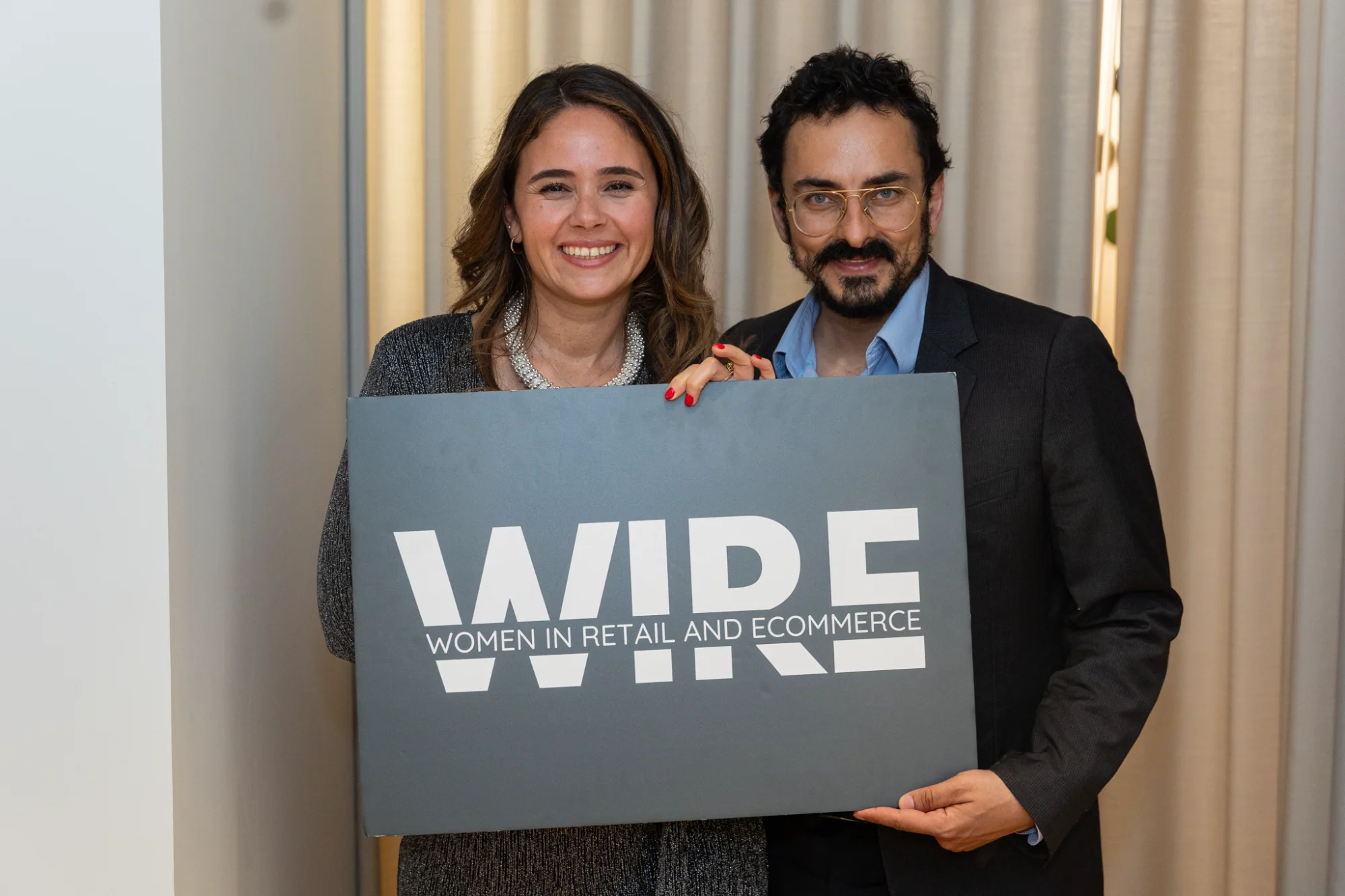 Laetitia Lamari et Adrien Naeem, cofondateurs de WIRE, tenant le panneau WIRE – Women in Retail and Ecommerce