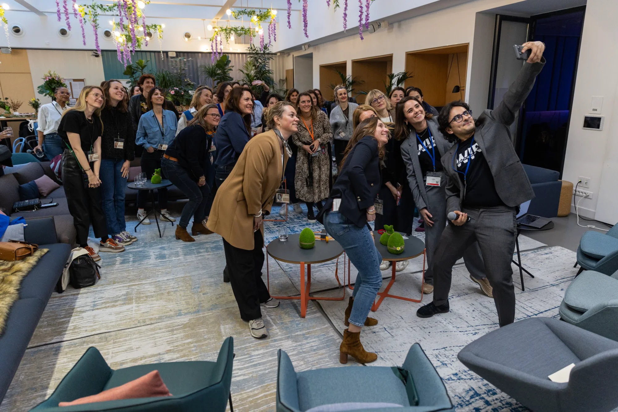 Groupe de femmes réunies dans un salon décoré de glycines lors de WIRE Afterwork Paris, avril 2024