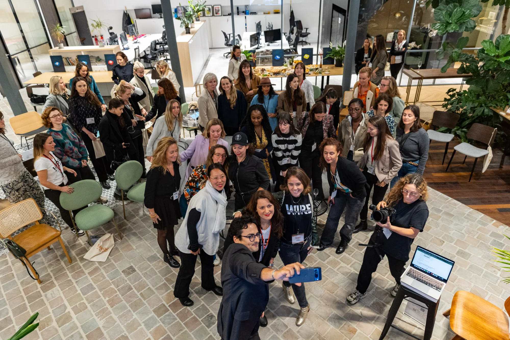 Groupe de femmes réunies dans un open space lors de WIRE Afterwork Paris, septembre 2024