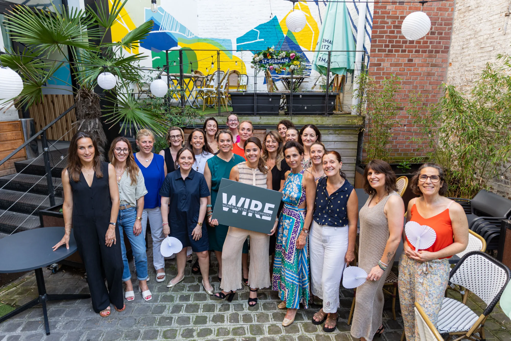 Groupe de femmes réunies dans une cour à Lille lors de WIRE Lille – Summer Edition, juin 2026