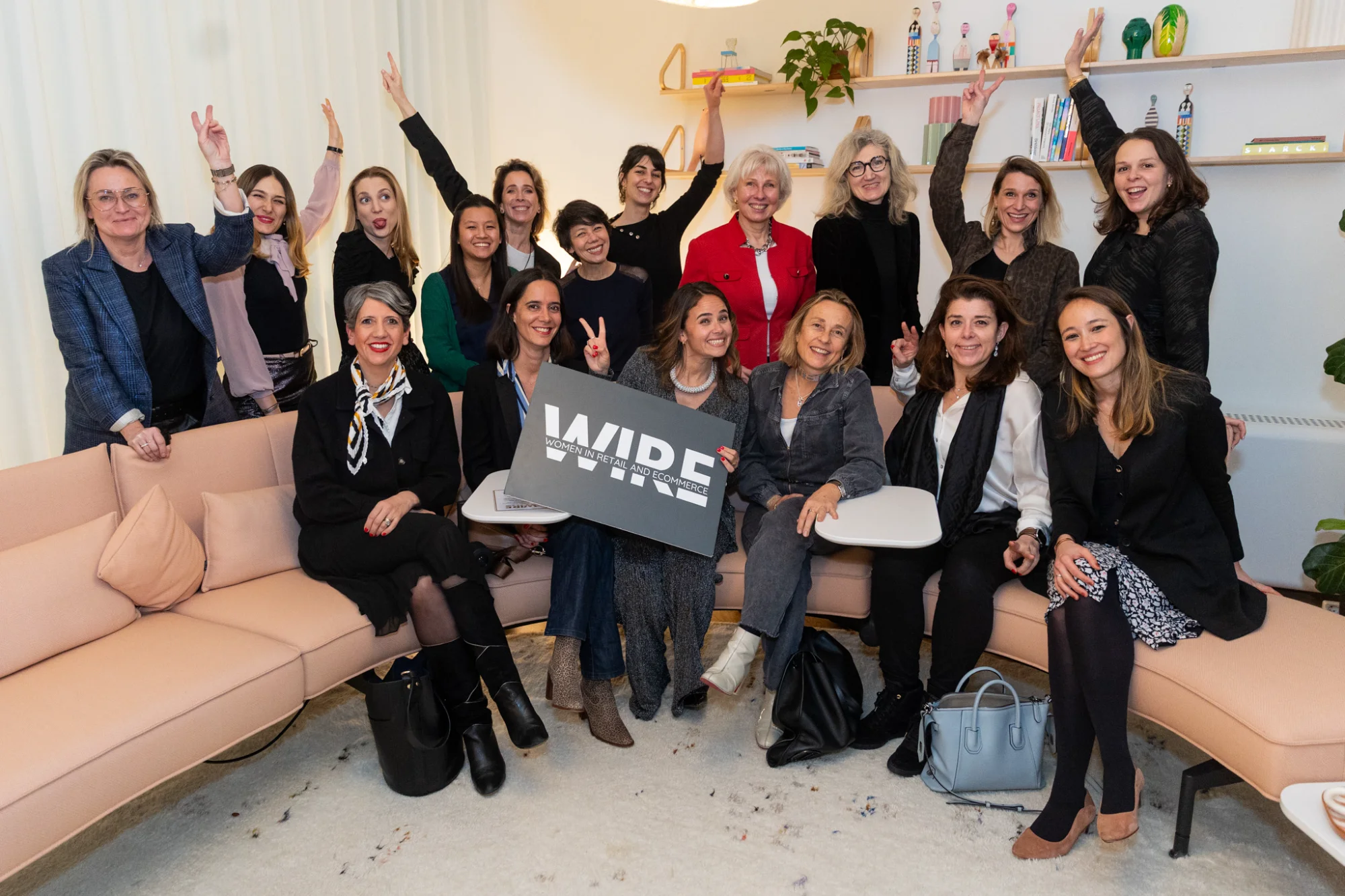 Groupe de femmes réunies autour d’un canapé rose lors de WIRE Paris, février 2026