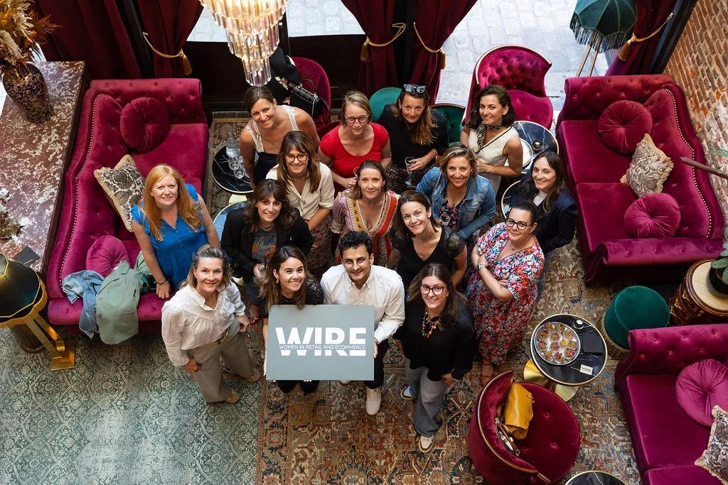 Groupe de femmes réunies dans un salon aux canapés rouges lors de WIRE The Dinner, mai 2025